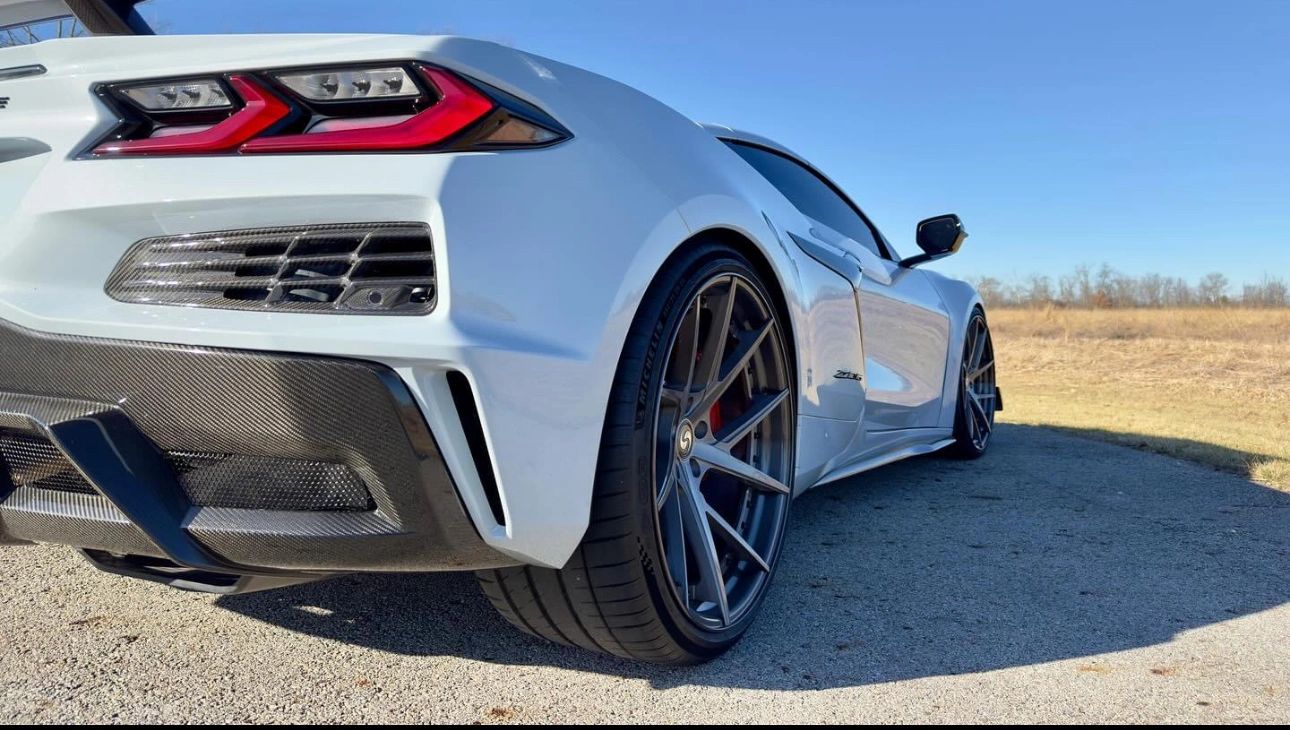 AGM C8 Corvette Z06 / Center Exhaust Carbon Fiber Rear Diffuser